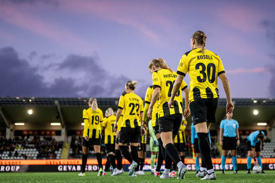 Players of Häcken enter the pitch