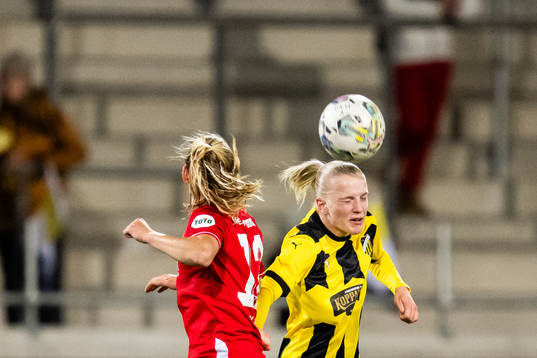 Leonie Vliek of Twente and Anna Sandberg of Häcken