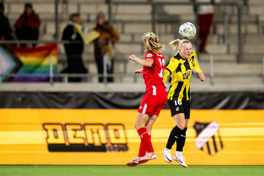 Leonie Vliek of Twente and Anna Sandberg of Häcken