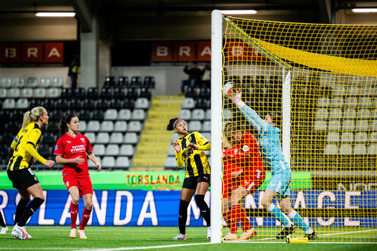 Felicia Schröder of Häcken and goalkeeper Danielle de