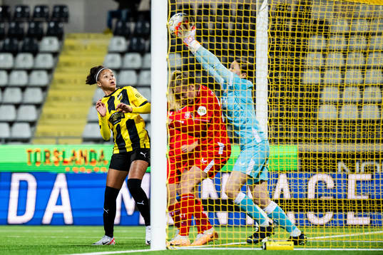 Felicia Schröder of Häcken and goalkeeper Danielle de