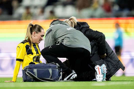 Elin Rubensson of Häcken receives medical attention