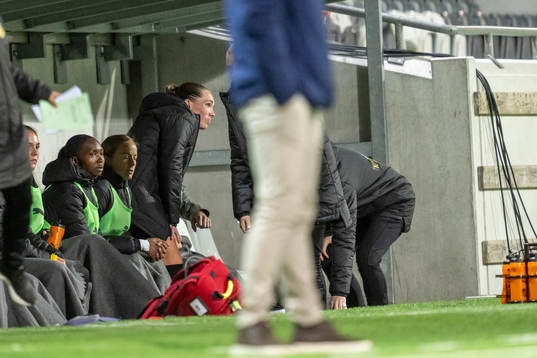 Elin Rubensson of Häcken at the bench