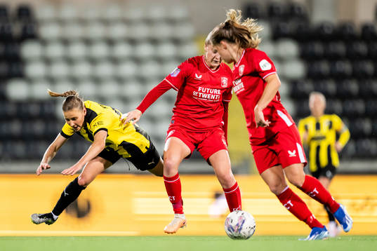 Katariina Kosola of Häcken and Wieke Kaptein of Twente