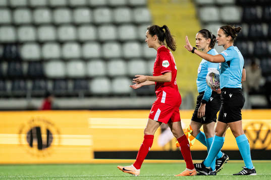 Caitlin Dijkstra of Twente and referee Eszter Urban