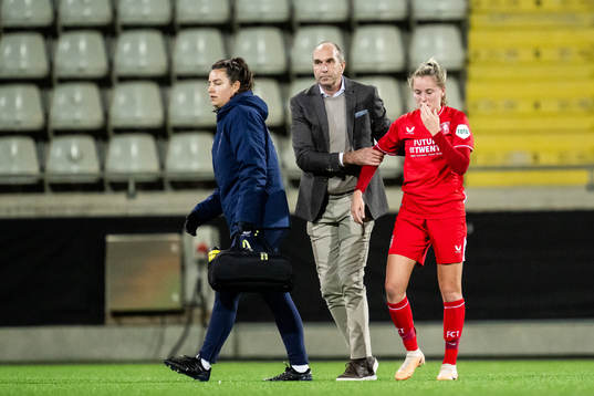 Wieke Kaptein of Twente receives medical attention