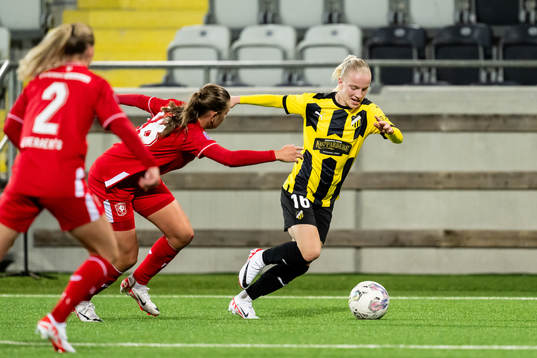Sophie Te Brake of Twente and Anna Sandberg of Häcken