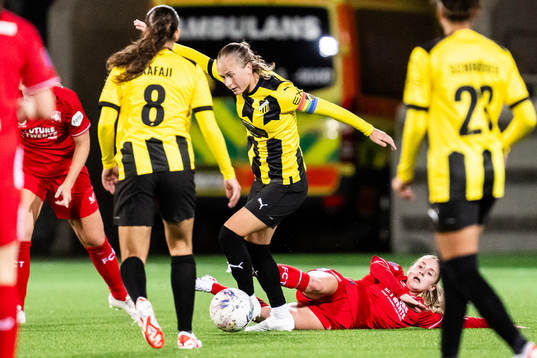 Filippa Curmark of Häcken and Leonie Vliek of Twente