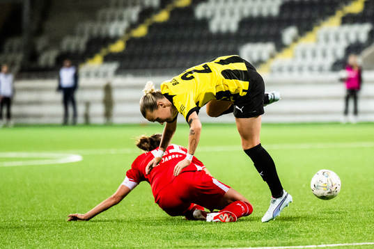 Marika Bergman Lundin of Häcken and Renate Jansen of Twente