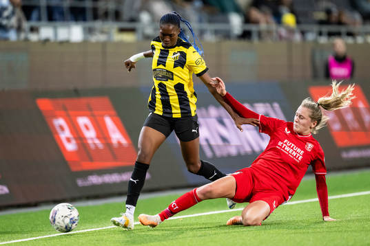 Aisha Masaka of Häcken and Wieke Kaptein of Twente