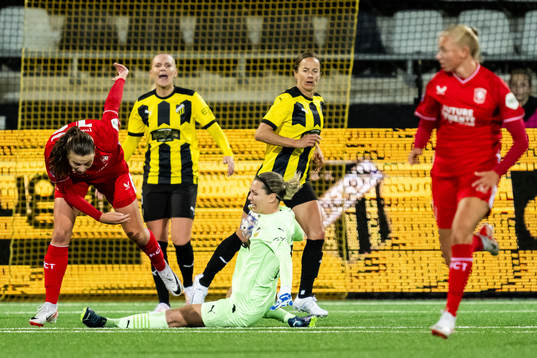 Sophie Te Brake of Twente and goalkeeper Jennifer Falk of