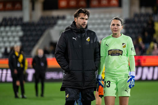 Goalkeeper coach Mattias Gustafsson and goalkeeper Jennifer