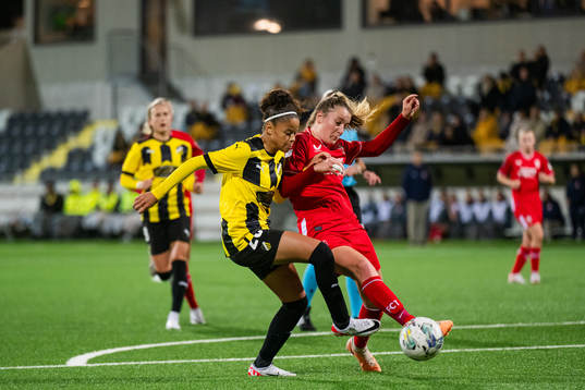 Felicia Schröder of Häcken and Wieke Kaptein of Twente