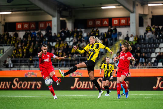 Renate Jansen of Twente and Elma Junttila Nelhage of Häcken