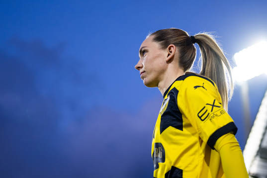 Elin Rubensson of Häcken enters the pitch