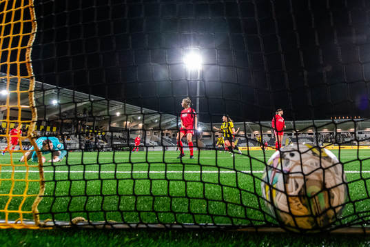 goalkeeper Danielle de Jong of Twente looks dejected