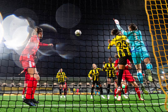Felicia Schröder of Häcken and goalkeeper Danielle de
