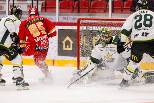 Kalmars Teemu Väyrynen och Östersunds målvakt Isak