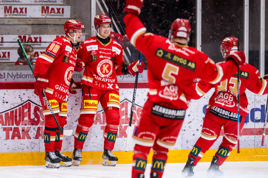 Kalmars Kim Strömberg jublar med lagkamrater