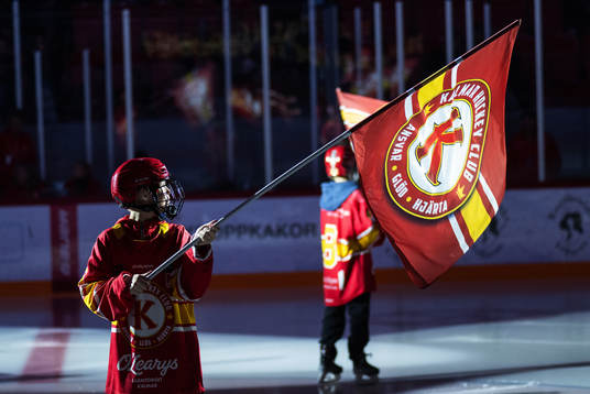 En pojke med Kalmars flagga