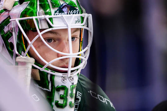 Färjestads målvakt Carl Lindbom deppar