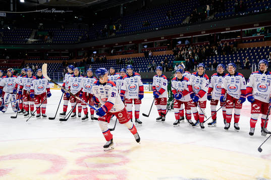 Oskarshamns Logan Hutsko jublar med lagkamrater