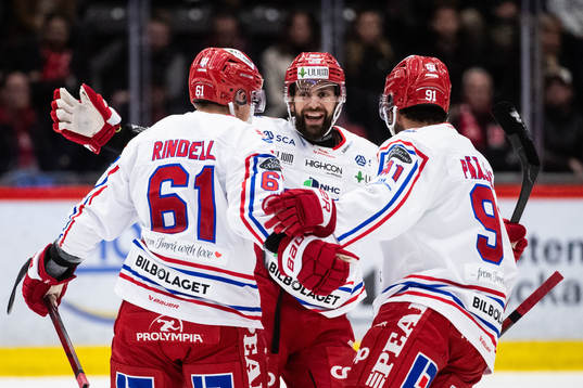 Timrås Axel Rindell jublar med lagkamrater