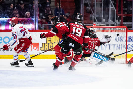 Timrås Robin Hanzl gör 1-2 bakom Örebros målvakt Jhonas