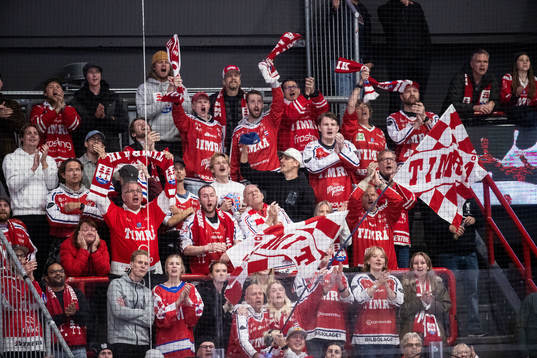 Timrås supportrar jublar