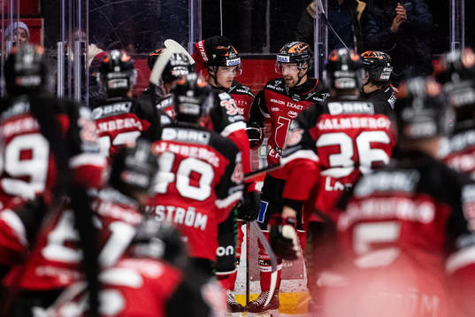 Örebros Axel Sundberg jublar med lagkamrater