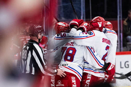 Timrås Robin Hanzl jublar med lagkamrater
