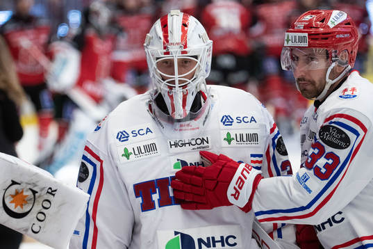 Timrås målvakt Jacob Johansson och Albin Lundin deppar