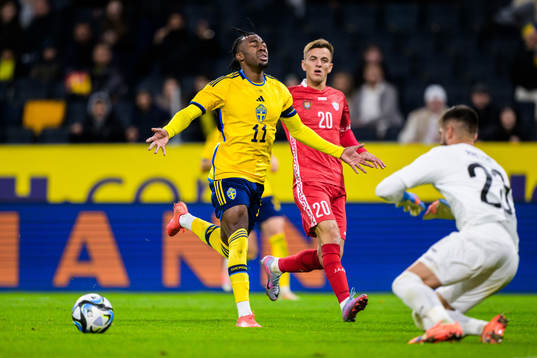 Anthony Elanga of Sweden looks dejected