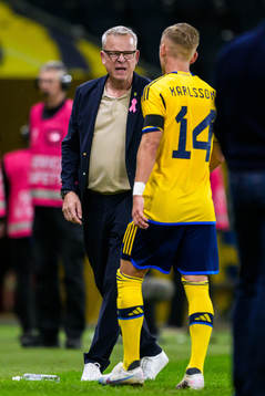 Head coach Janne Andersson and Jesper Karlsson of Sweden