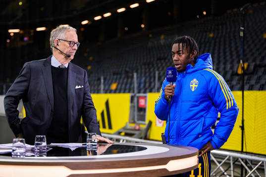 Lars Lagerbäck and Anthony Elanga of Sweden in the Viaplay
