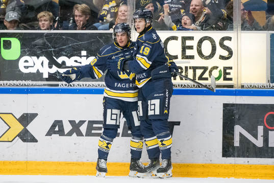 HV71s André Petersson och Henrik Borgström jublar