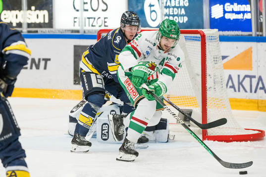 HV71s Victor Sjöholm och Rögles Brady Ferguson