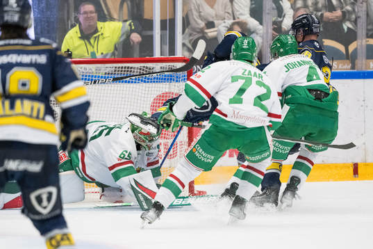 Rögles målvakt Christoffer Rifalk och HV71s Fredrik