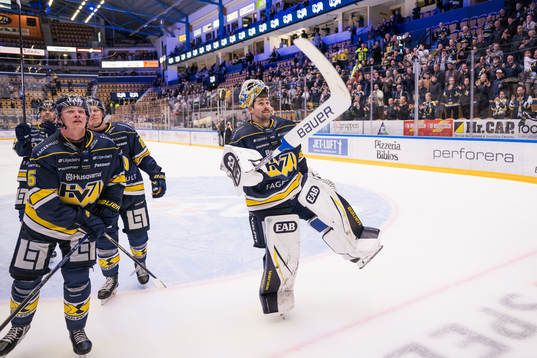 HV71s målvakt Joni Ortio jublar