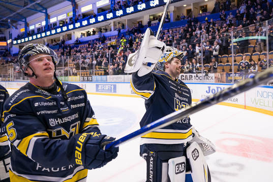 HV71s målvakt Joni Ortio jublar