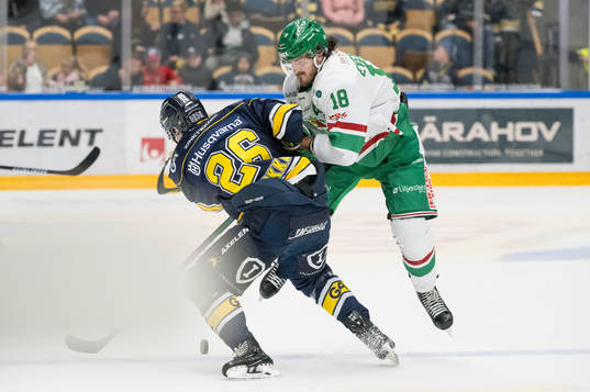 HV71s Tommi Tikka och Rögles Dennis Everberg