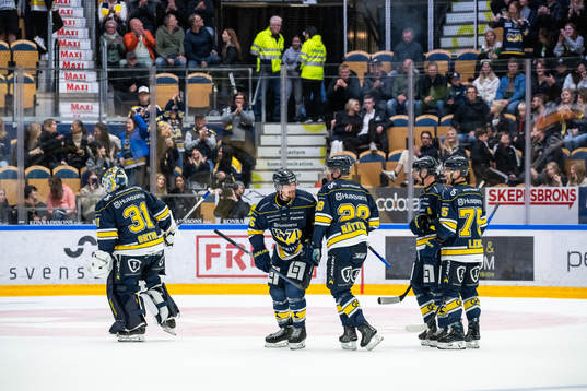 HV71s Mikael Seppälä jublar med lagkamrater