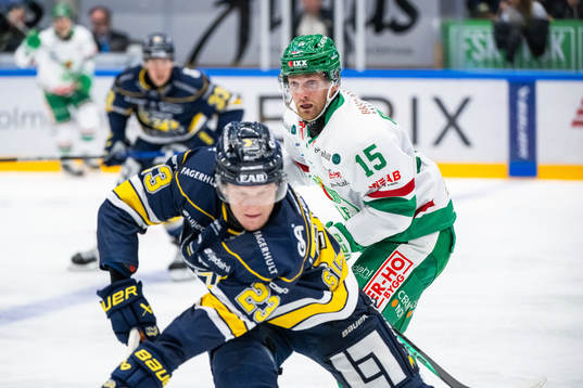 HV71s Åke Stakkestad och Rögles Simon Ryfors