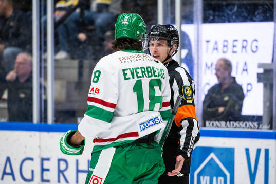 Rögles Dennis Everberg diskuterar med domare Christoffer