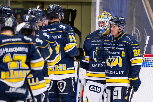 HV71s målvakt Joni Ortio och André Petersson jublar med