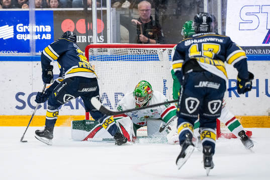 HV71s André Petersson gör 1-0 bakom Rögles målvakt