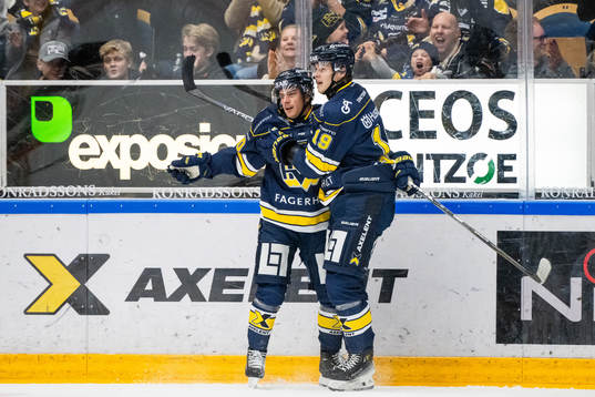 HV71s André Petersson och Henrik Borgström jublar