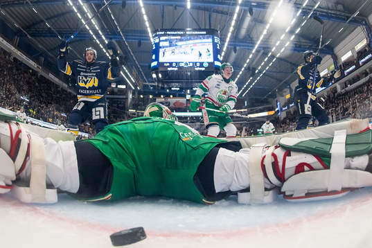 HV71s Isac Brännström och Henrik Borgström jublar medan
