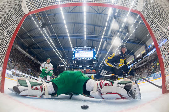 HV71s André Petersson gör 1-0 bakom Rögles målvakt
