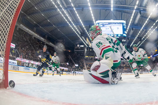 Rögles målvakt Christoffer Rifalk ser pucken ta i stolpen